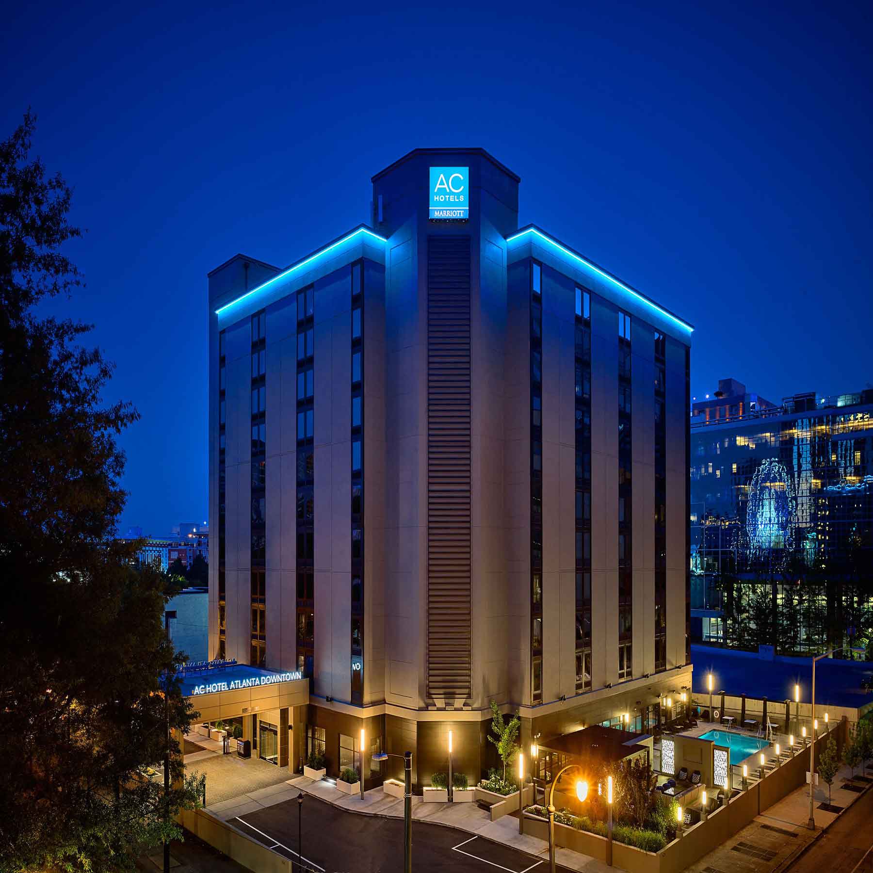 AC HOTEL BY MARRIOTT ATLANTA DOWNTOWN Runaway Suitcase