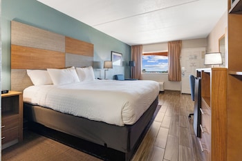 Room, 1 King Bed, Accessible (Partial Ocean View)
