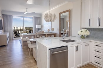 Suite, 1 Bedroom (King, Standard View)