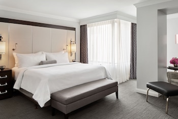 Suite, 1 King Bed (Mobility Accessible, Roll-in Shower)