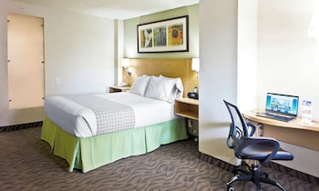 Standard Room, 1 Queen Bed, Non Smoking, Refrigerator & Microwave