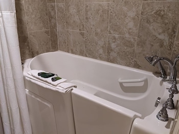 Luxury Suite, 1 King Bed, Jetted Tub