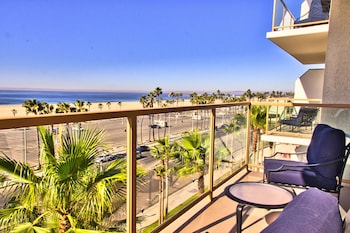 Suite, 1 King Bed, Oceanfront, Twin Dolphin Tower