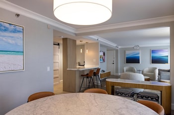 Deluxe Suite, 1 King Bed, Accessible (Roll-in Shower, Huntington Tower)