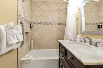 Suite, 2 Bedrooms, Poolside (1 King + 2 Queens)