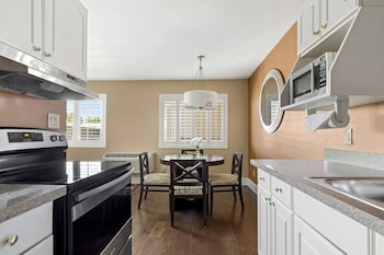 Suite, 1 Bedroom (Garden Side, 2 Queens)