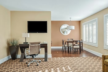 Suite, 2 Bedrooms (Garden Side, 1 King + 2 Queens)