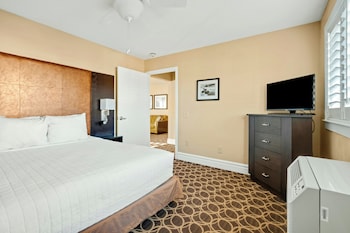 Suite, 2 Bedrooms (Garden Side, One King and One Queen)