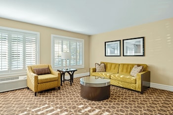 Suite, 1 Bedroom, Poolside (1 King)