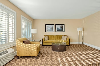 Suite, 2 Bedrooms, Poolside (1 King + 2 Queens)