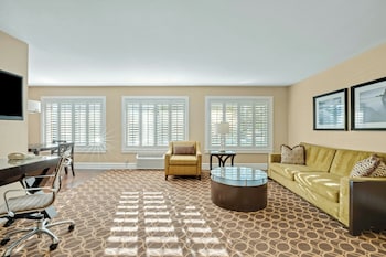 Suite, 1 Bedroom, Poolside (2 Queens)