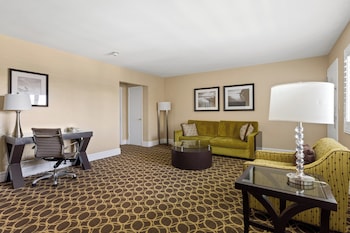 Suite, 1 Bedroom (Garden Side, 2 Queens)