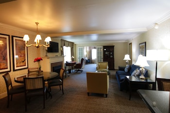 Suite, 1 Bedroom (Commonwealth Suite)