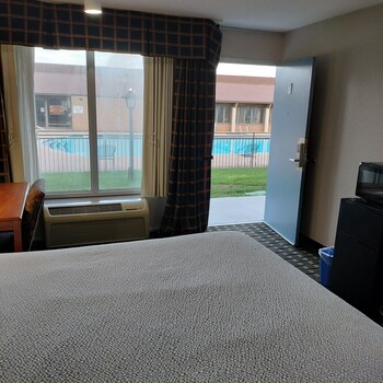 Standard Room, 1 King Bed, Non Smoking (Handicap Accessible)