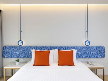 Premier Room, 1 King Bed, Garden View