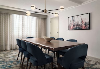 Suite (Parlor)