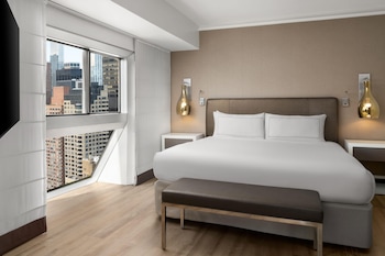 Deluxe Suite, 1 King Bed (Skyline)