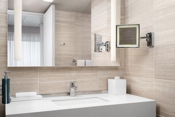 Deluxe Room, 1 King Bed, Mobility Accessible, City View (Mobility, Roll-In Shower)