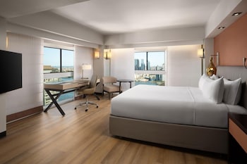Premium Room, 1 King Bed, City View, Corner