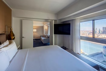 Signature Suite, 1 King Bed with Sofa bed, City View