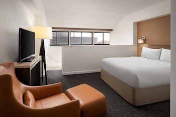 Signature Suite, 1 Queen Bed with Sofa bed (Duplex)