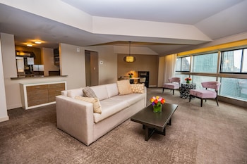 Suite, 1 King Bed, City View