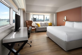 Premium Room, 1 King Bed, City View, Corner