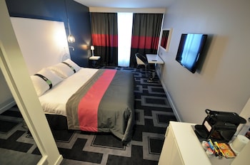 Standard Room, 1 Queen Bed (Bath/Shower Combo)