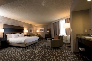Junior Suite, 1 King Bed, Mobility Accessible