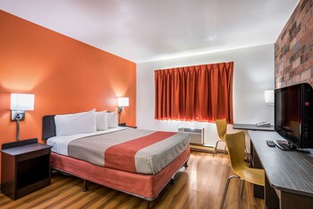 Deluxe Room, 1 Queen Bed, Non Smoking, Refrigerator & Microwave