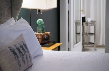 Deluxe Room, 1 Queen Bed, Accessible (Roll-In Shower)
