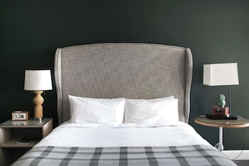 Deluxe Room, 1 Queen Bed, Accessible (Roll-In Shower)