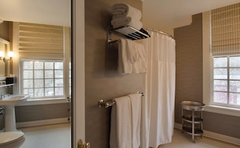 Deluxe Room, 1 Queen Bed, Accessible (Roll-In Shower)