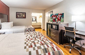 Deluxe Room, 2 Queen Beds, Smoking