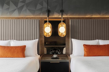 Junior Suite, 2 Queen Beds, Mobility Accessible, Bathtub
