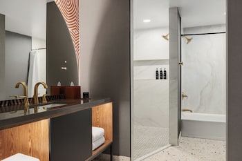 Junior Suite, 2 Queen Beds, Mobility Accessible, Bathtub