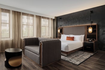 Deluxe Room, 1 King Bed, Mobility Accessible, Bathtub