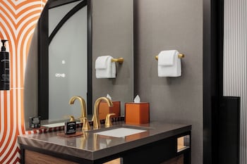 Junior Suite, 2 Queen Beds, Mobility Accessible, Bathtub