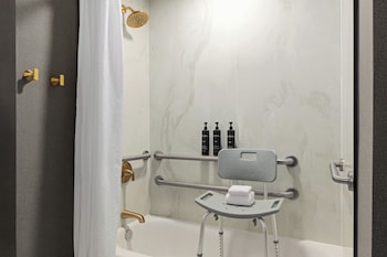 Junior Suite, 2 Queen Beds, Mobility Accessible, Bathtub