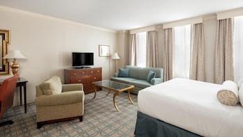 Junior Studio Suite, 1 King Bed with Sofa bed