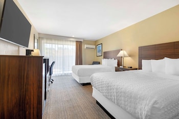 Standard Room, 2 Double Beds, Microwave, Pool View