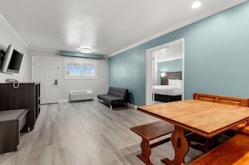 Studio Suite, 1 King Bed, Jetted Tub