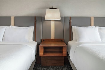 Room, 2 Queen Beds, Mobility Accessible, Bathtub