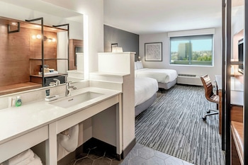 Room, 2 Queen Beds, Mobility Accessible, Bathtub
