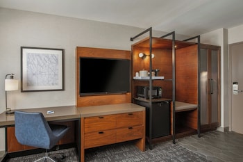 Room, 1 King Bed, Hearing Accessible (Roll-in Shower)