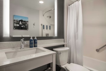 Room, 1 King Bed, Hearing Accessible (Roll-in Shower)