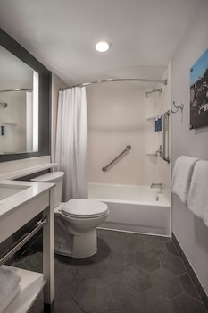 Room, 2 Double Beds, Hearing Accessible (Mobility Accessible with Bathtub)