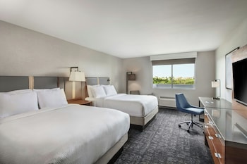 Room, 2 Queen Beds, Mobility Accessible, Bathtub
