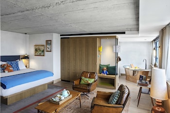 Suite (Clubhouse)