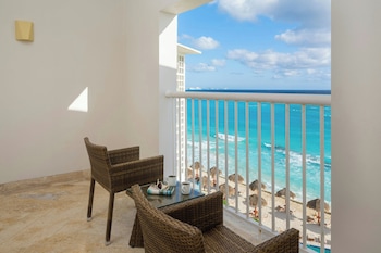 Deluxe Room, 1 King Bed, Ocean View (Balcony)